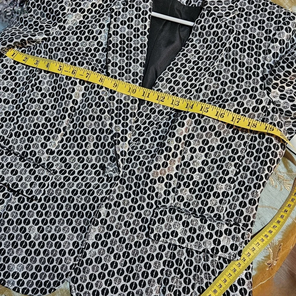 Women's Black and Cream Sequined Patterned Blazer. Size Large. - Picture 9 of 9